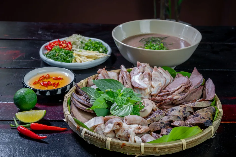 Không gian quán Trương Duy Thạch