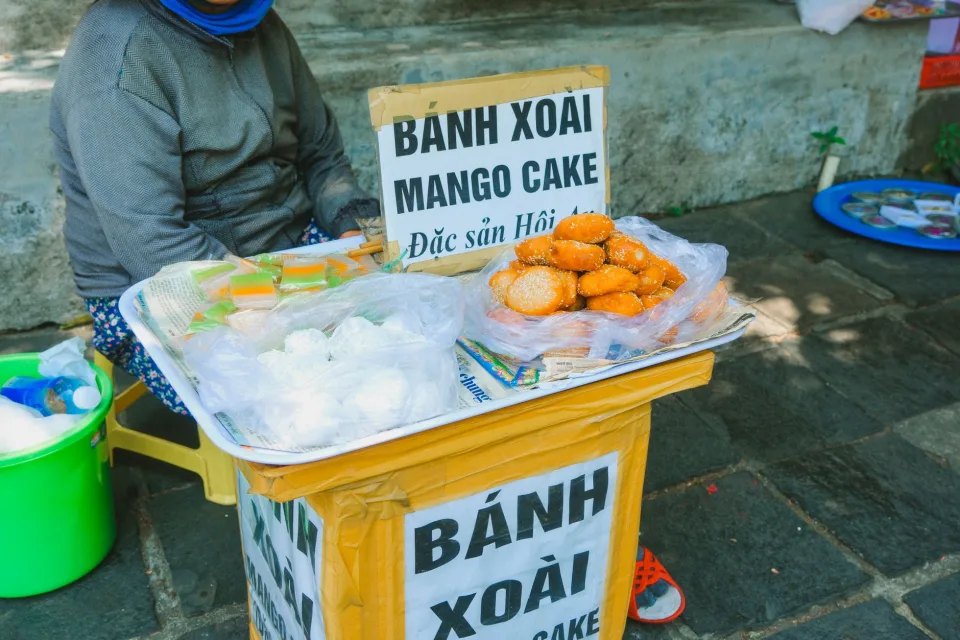 Phần cơm trưa gọn gàng, đủ món mặn canh rau — khách ăn trưa